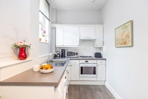 Fridge, microwave, oven, stovetop - Cosy town centre cottage (Peebles)