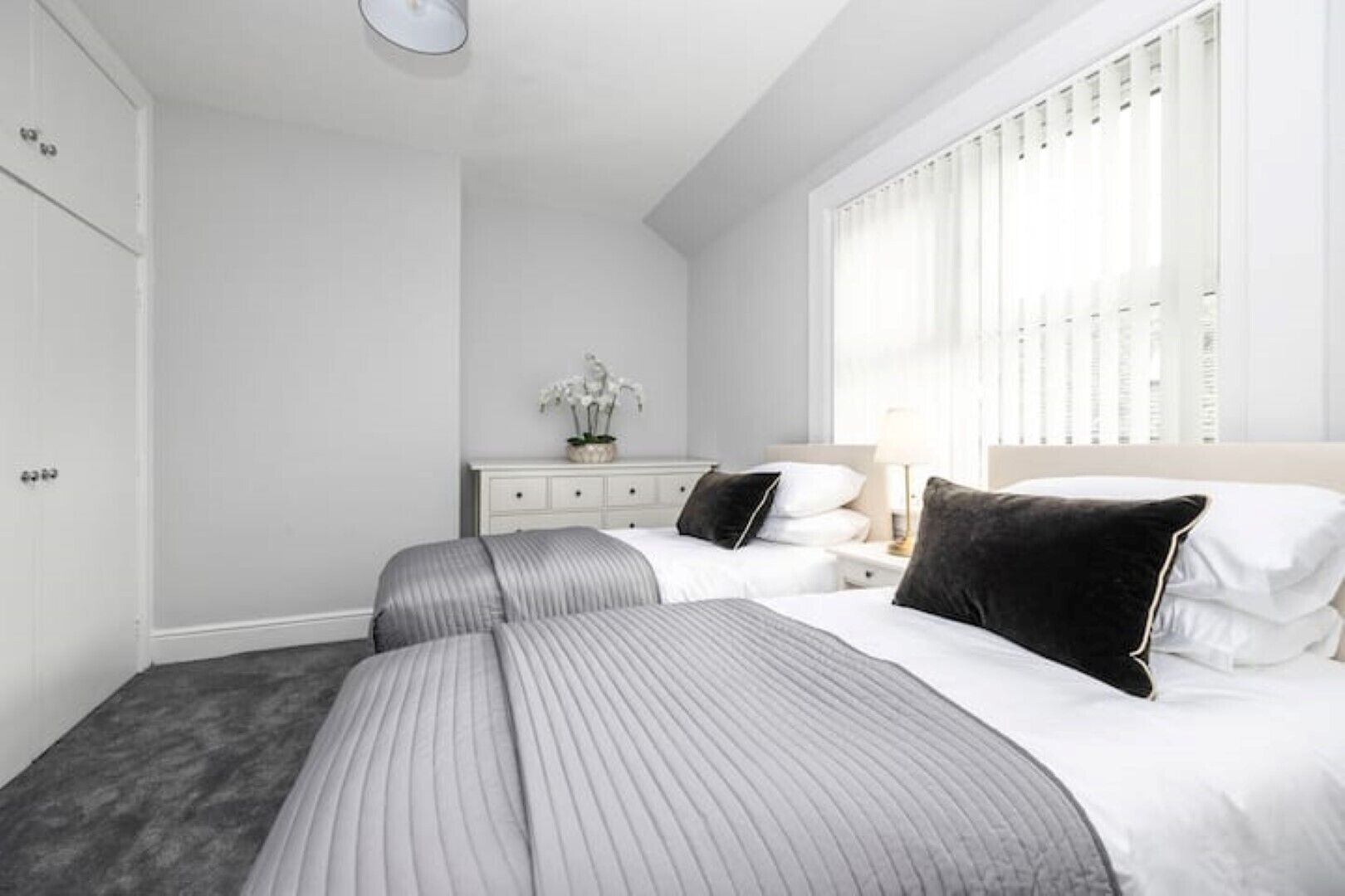 1 soverom, skrivebord, strykejern/-brett og reiseseng for barn