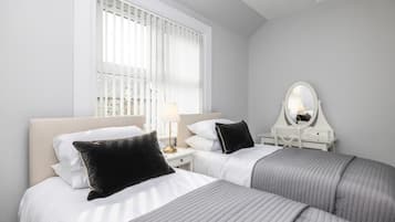 1 soverom, skrivebord, strykejern/-brett og reiseseng for barn