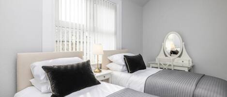 1 makuuhuone, työpöytä, silitysrauta/-lauta, vauvan matkasänky