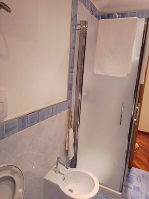 Doccia, asciugacapelli, bidet, asciugamani