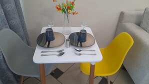 公寓, 1 張加大雙人床 | 用餐區