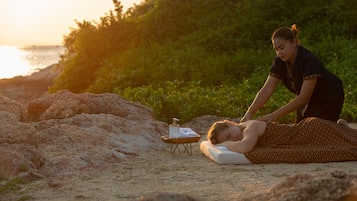 Pijat dengan batu panas, pijat jaringan dalam, dan pijat Thailand