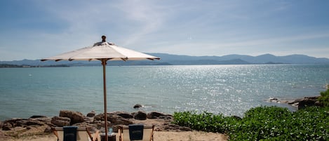 Plage privée, sable blanc, chaises longues, parasols