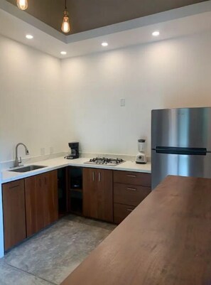 Refrigerador, horno, cafetera/tetera, tostadora