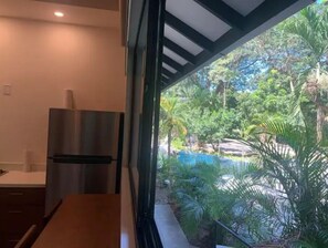 Refrigerador, horno, cafetera/tetera, tostadora