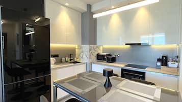 Jääkaappi, mikroaaltouuni, uuni, liesi