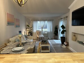 Smart TV, books - Stylish 2nd floor Ocean Edge condo (Brewster)