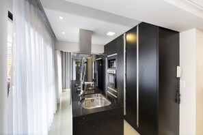 Full-sized fridge, microwave, oven, cookware/dishes/utensils - 696-Cobertura Champagnat 403 (Bombinhas)