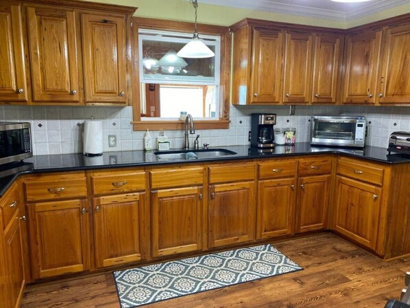 Refrigerador con congelador, microondas, horno y parrilla de estufa 