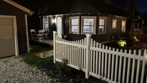 Property grounds - Charming 2 bedroom cottage 2 blocks from lake (Buckeye Lake)