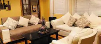 Beautiful Downtown Oxnard - Only 7 min to beach.