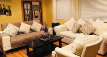 Beautiful Downtown Oxnard - Only 7 min to beach.