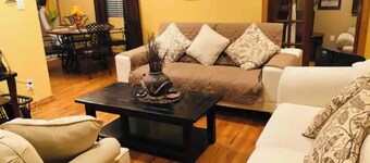 Beautiful Downtown Oxnard - Only 7 min to beach.