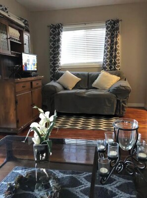 Living area - Small Vintage 2 Bedroom 1 Bath Home (Willow Park)