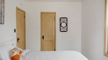 2 dormitoris, escriptori i planxa i posts de planxar