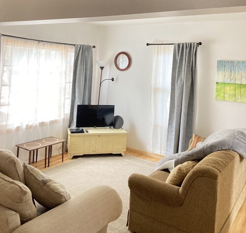 Cozy 2BR Mid Modern home in the Heart of Chisholm MN, homey, vintage stay.