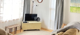 Cozy 2BR Mid Modern home in the Heart of Chisholm MN, homey, vintage stay.