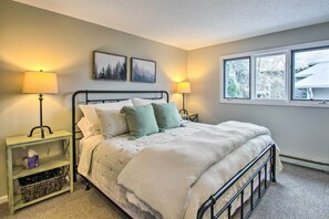 2 bedrooms, iron/ironing board, Internet, bed sheets - Wintergreen Resort Condo: Walk to Ski Lift! (Wintergreen Resort)