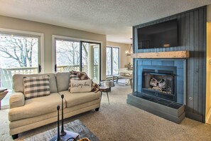 TV, fireplace - Wintergreen Resort Condo: Walk to Ski Lift! (Wintergreen Resort)