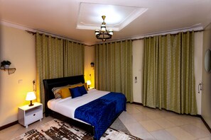 6 Schlafzimmer, Schreibtisch, schallisolierte Zimmer