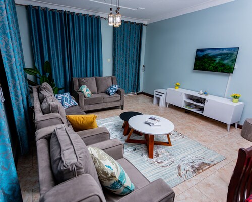 Family-sized, 6-bedroom town house: King bed, Free Wi-Fi & Parking