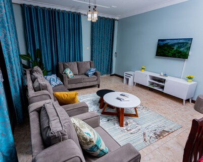 Family-sized, 6-bedroom town house: King bed, Free Wi-Fi & Parking