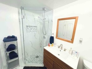 Hair dryer, towels, toilet paper - Sunshine Escape Guesthouse ☀ (Orlando)