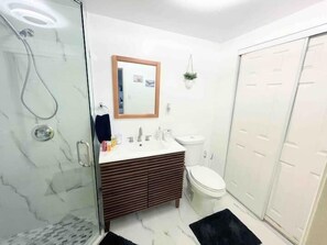 Haartrockner, Handtücher, Toilettenpapier