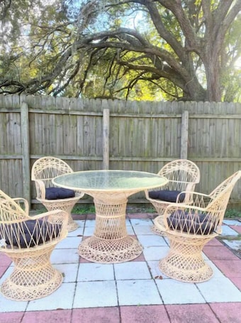 Outdoor dining. Sunshine Escape Guesthouse ☀