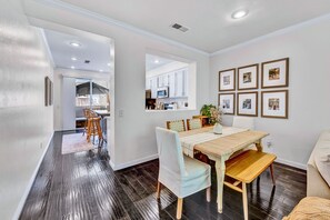 Dining - Trendy Coastal Townhome - Centrally Located! (Aliso Viejo)
