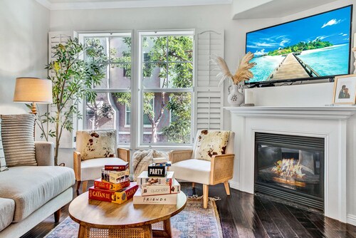 Trendy Coastal Townhome - Centrally Located!