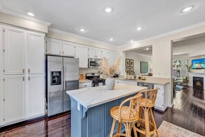 Fridge, microwave, oven, stovetop - Trendy Coastal Townhome - Centrally Located! (Aliso Viejo)