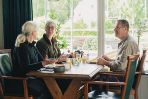 Petit déjeuner, déjeuner et dîner servis sur place, vue sur le jardin
