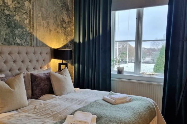 Chambre Supérieure Double ou avec lits jumeaux | Décoration personnalisée, rideaux occultants, fer et planche à repasser