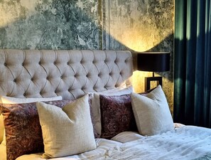 Chambre Supérieure Double ou avec lits jumeaux | Décoration personnalisée, rideaux occultants, fer et planche à repasser