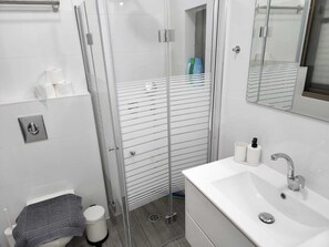 Bathroom - Uziel Apartments - By Paybox 1 (Bat Yam)