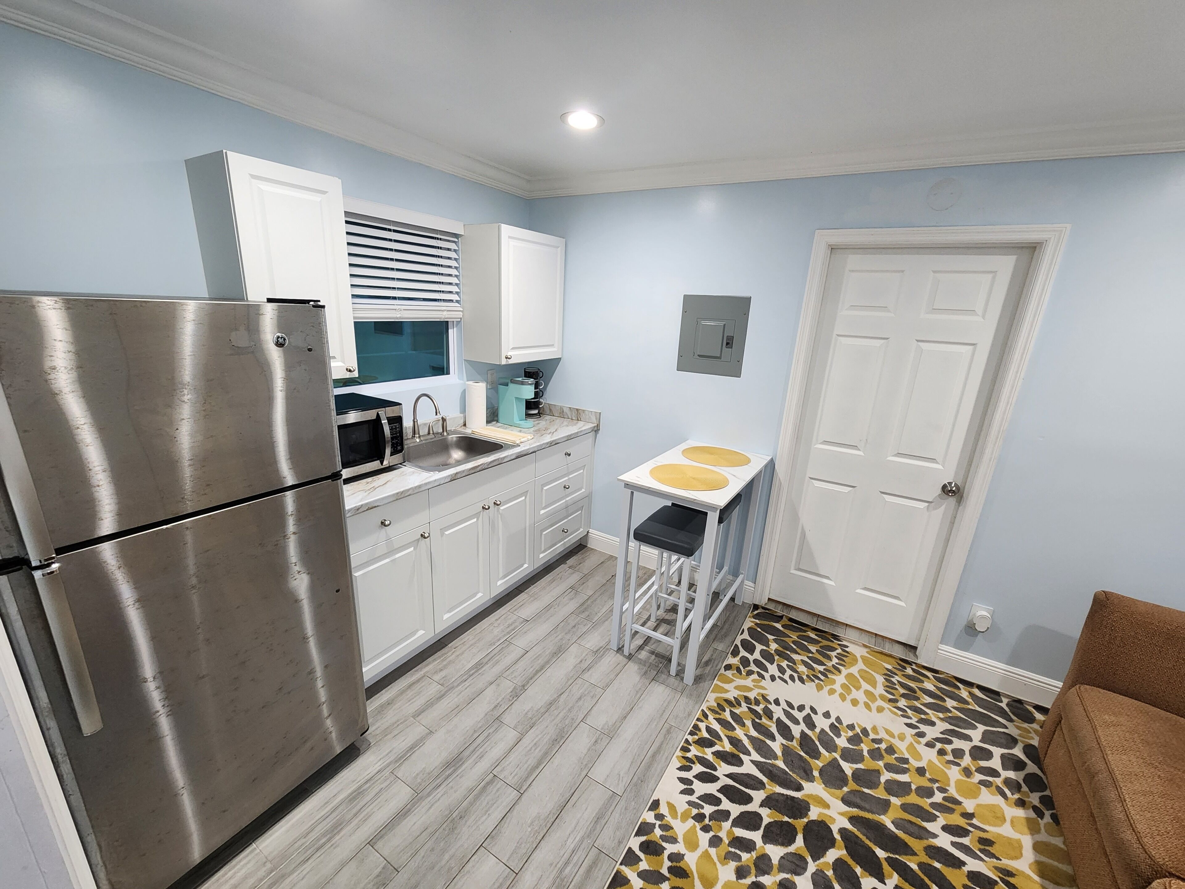 PERFECT LOCATION close to beach & walking to downtown Pet friendly Fast Internet