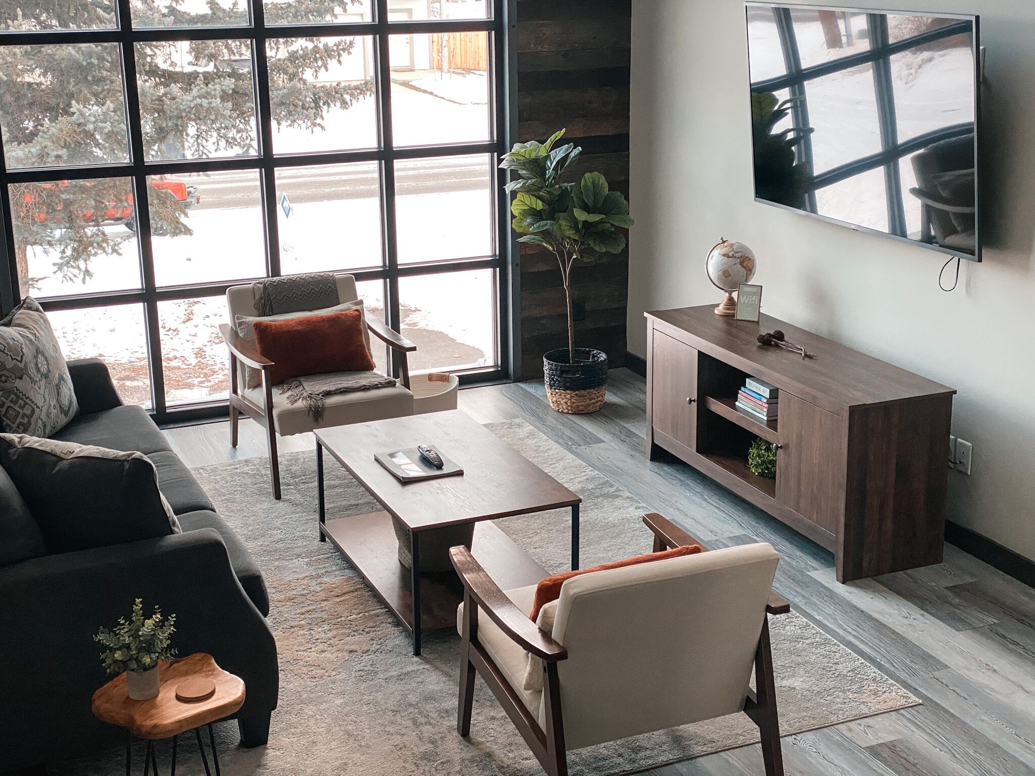 Modern Condo, 4 Mins to Airport, 10 Mins to Downtown Bozeman!