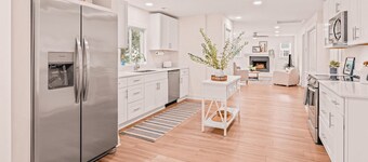 Sunshine Vibes - Coastal Home close to Front St and Local Beaches