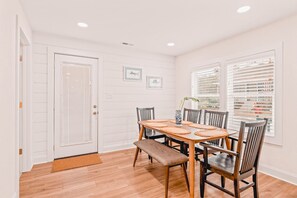 Dining - Sunshine Vibes - Coastal Home close to Front St and Local Beaches (Beaufort)