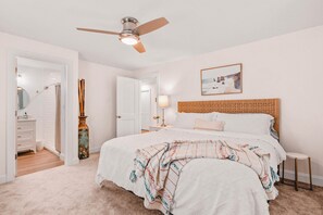 3 bedrooms, iron/ironing board, free WiFi, bed sheets - Sunshine Vibes - Coastal Home close to Front St and Local Beaches (Beaufort)