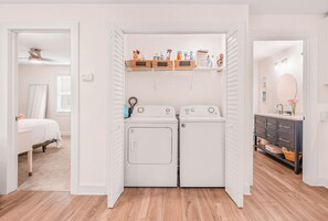 Interior - Sunshine Vibes - Coastal Home close to Front St and Local Beaches (Beaufort)