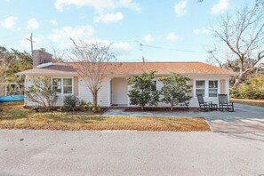Exterior - Sunshine Vibes - Coastal Home close to Front St and Local Beaches (Beaufort)