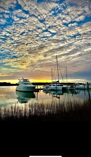 Marina - Sunshine Vibes - Coastal Home close to Front St and Local Beaches (Beaufort)