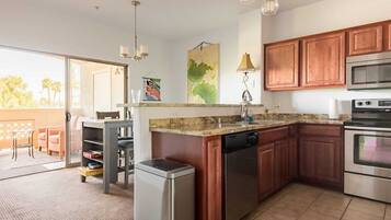 Coffee/tea maker, fridge, microwave, oven