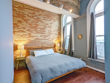 2 bedrooms, iron/ironing board, WiFi, bed sheets. Tanner Bldg Apt 11 - 2 bedroom (Downtown)