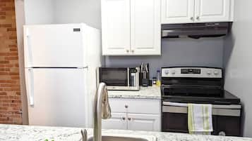 Geladeira, micro-ondas, fogão, cooktop