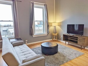 テレビ、書斎 / ワークスペース