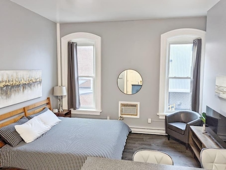 Iron/ironing board, WiFi, bed sheets. Tanner Bldg Apt 5 - Studio (Downtown)